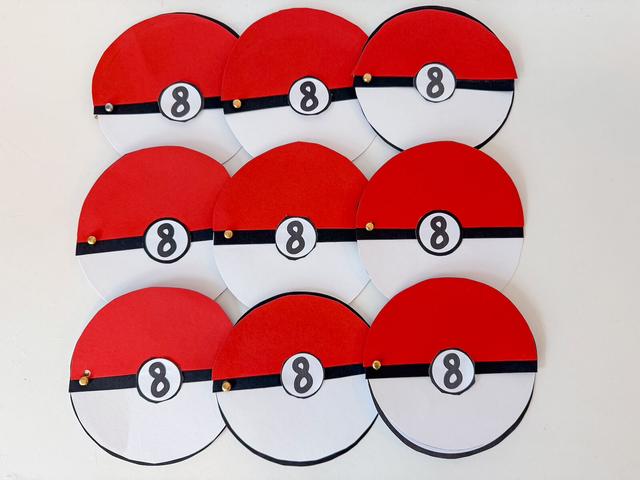 Pokémon-Einladung basteln: einfache Pokéball-Karte