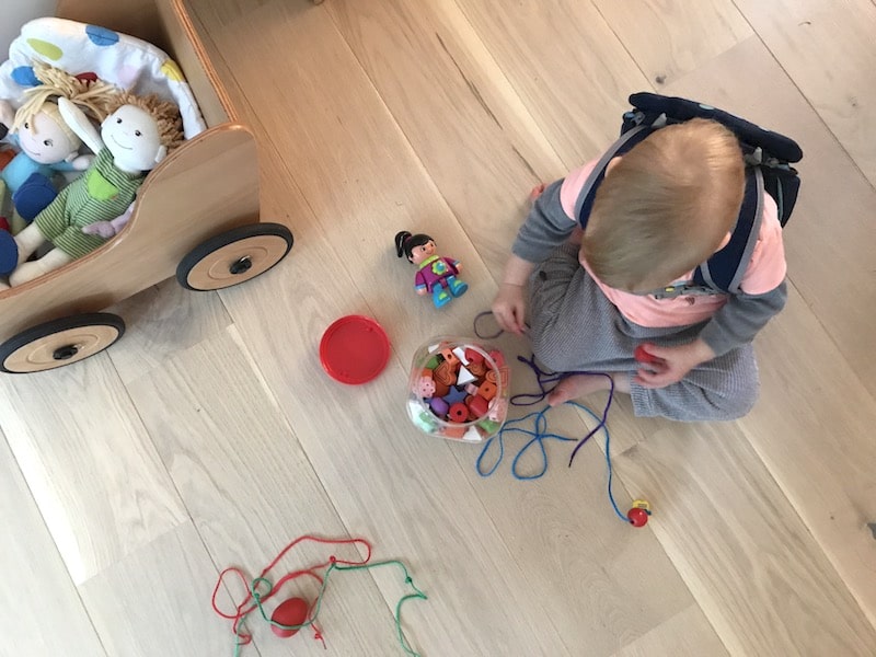Große Liebe der 2-Jährigen: Der Puppenwagen und die großen Fädelperlen aus Holz. - Mehr Geschenkideen für Kinder und Erwachsene gibt es auf https://bitte.kaufen