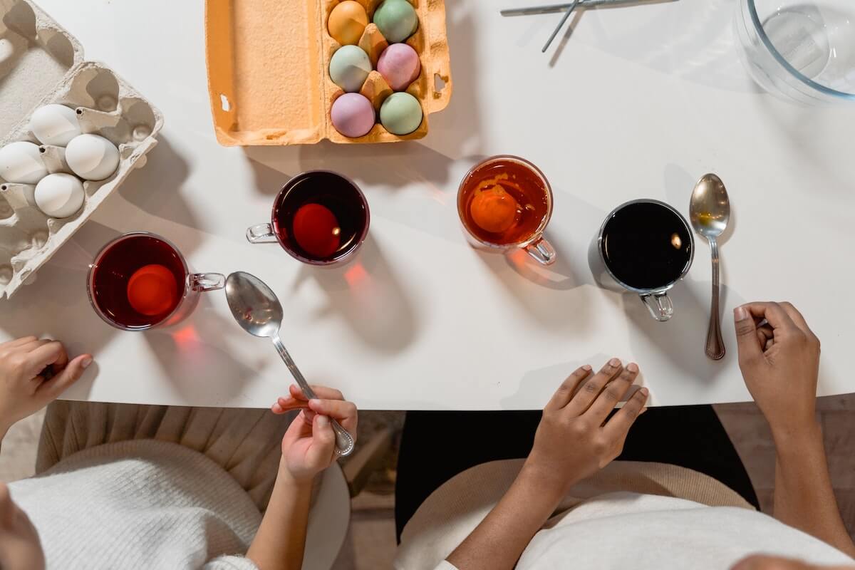 Gemeinsam auf Ostern freuen: Ostereier färben mit Kindern - bitte.kaufen