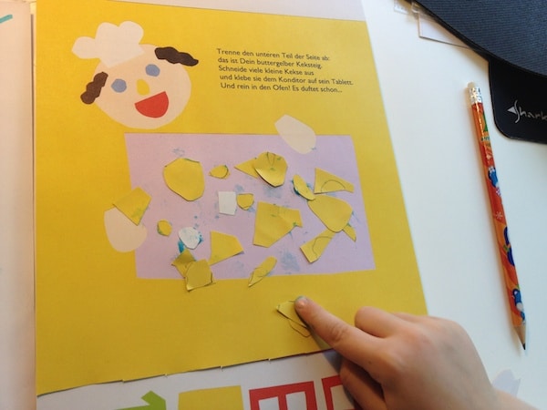 Tipp: Für das Bastelbuch für Kleinkinder lieber durchsichtigen Kleber benutzen. ;) - Mehr Infos zum Bastelbuch auf Mamaskind.de