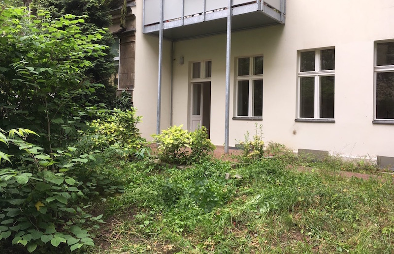 Was wir nicht vermissen: den dunklen Garten und die Metallpfosten auf der Terrasse. | Mehr Infos auf Mamaskind.de