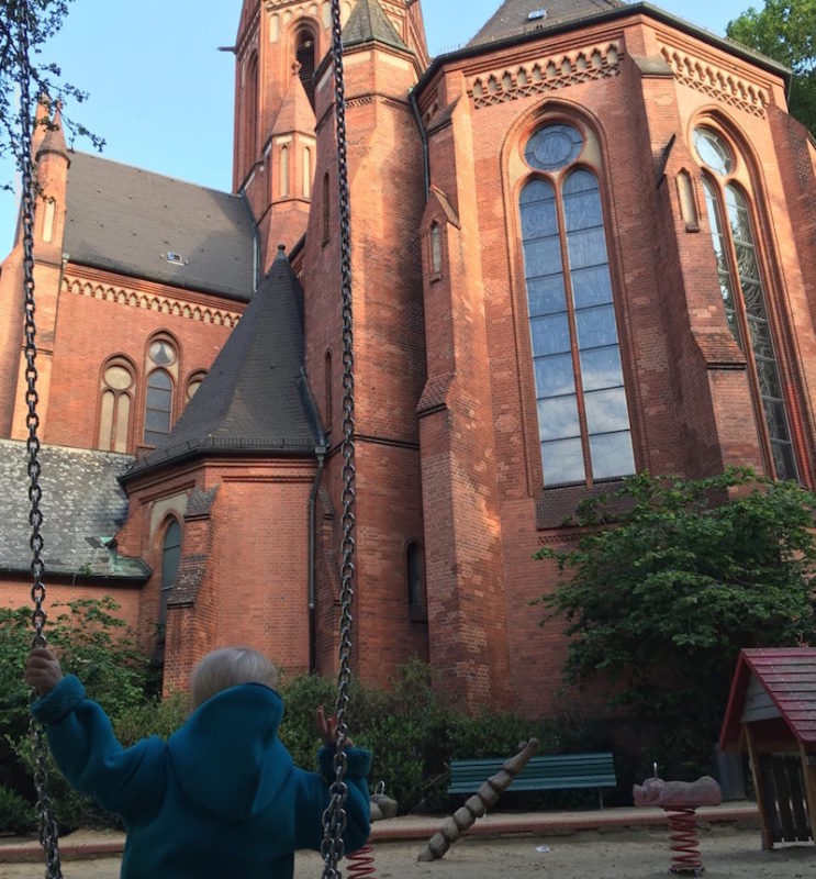 kirche-spielplatz-mamaskind