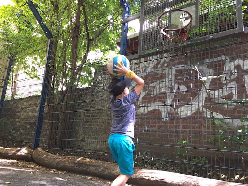 sportplatz-basketball-volleyball-mamaskind