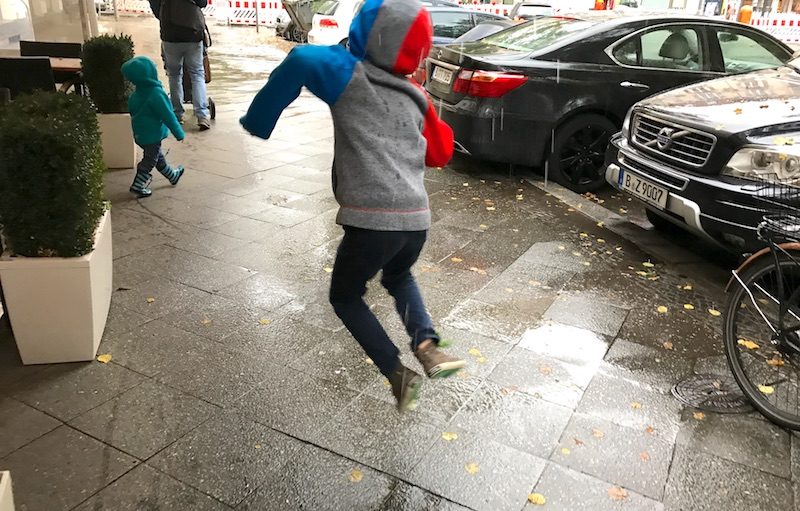 Durch den Regen springen: machen vor allem Kinder gerne! - Mehr Infos zur Kinderbeschäftigung im Regen auf Mamaskind.de