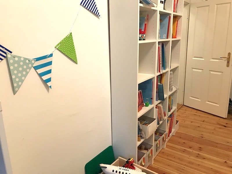 Bücherregal im Kinderzimmer neben dem Geschwisterbett