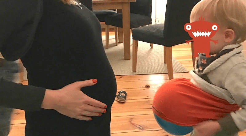 Geburtsvorbereitung mit den Geschwistern: Babybauch nachahmen