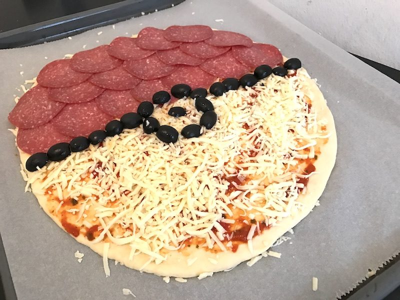 Pokeball-Pizza auf dem Blech für den Kindergeburtstag.