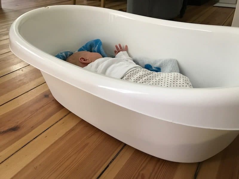 Geht mit kleinem Baby auf Anfang noch gut: es zum Schlafen in die gepolsterte Badewanne legen. Eltern-Hack im Alltag mit Babys | Mamaskind.de