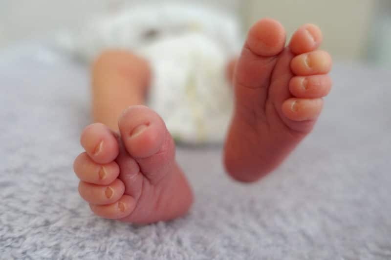 Was kann mein Baby mit zwei Monaten? Jauchzen, lächeln, strampeln. Sie ist ein glückliches Baby. | Mehr Infos zur Entwicklung des Babys mit zwei Monaten auf Mamaskind.de