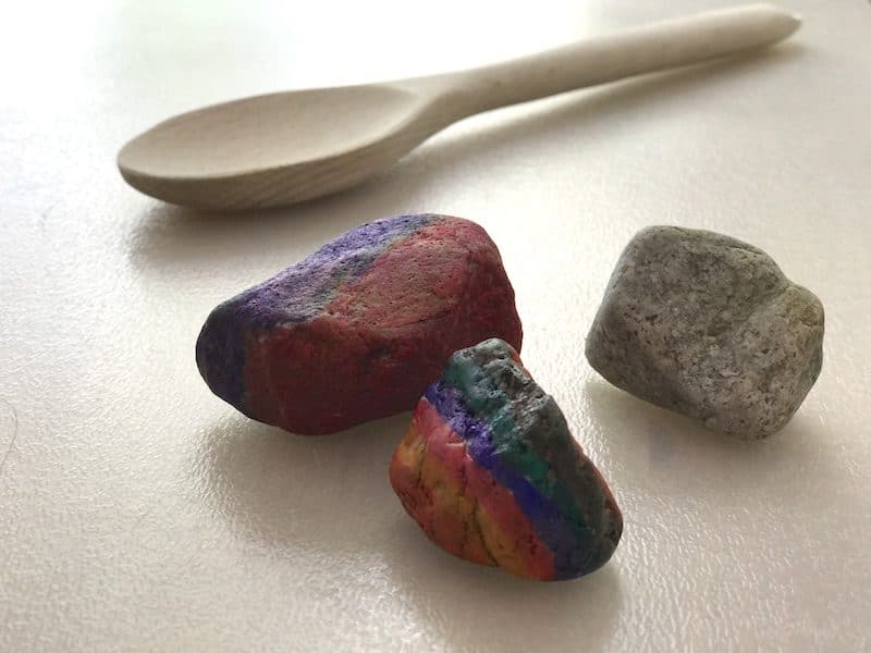 Spiele für den Kindergeburtstag: Regenbogen-Eierlauf mit Steinen | Mehr Infos auf Mamaskind.de