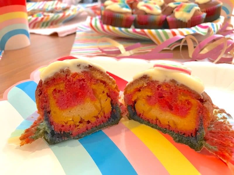 Regenbogen-Cupcakes von innen: 5 Schichten Farbe | Mehr Infos auf Mamaskind.de