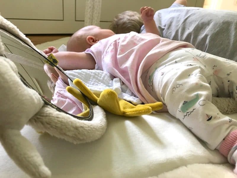 Kleinkind und Baby auf der Spieldecke | Mehr Infos auf Mamaskind.de