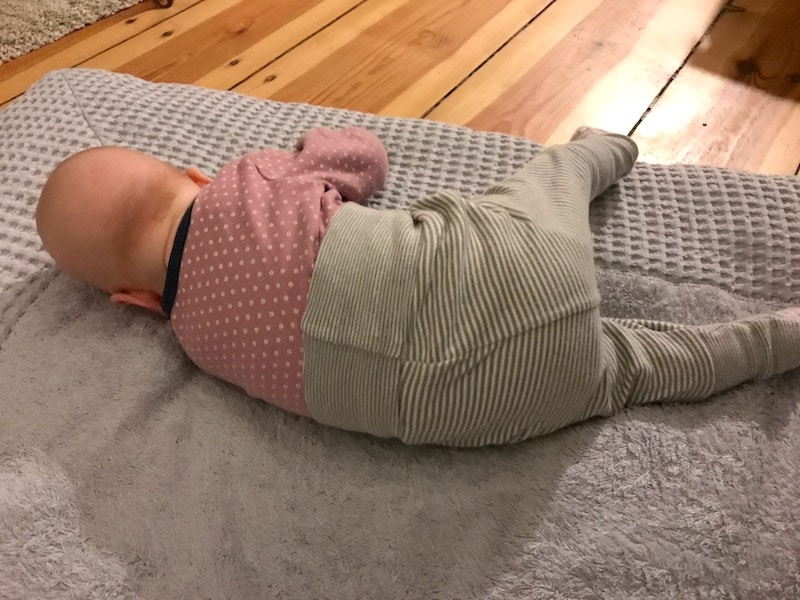 Baby-Mädchen ist vier Monate alt - sie dreht sich vom Rücken auf den Bauch | Entiwcklungsbericht Baby 4 Monate | Mehr Infos auf Mamaskind.de