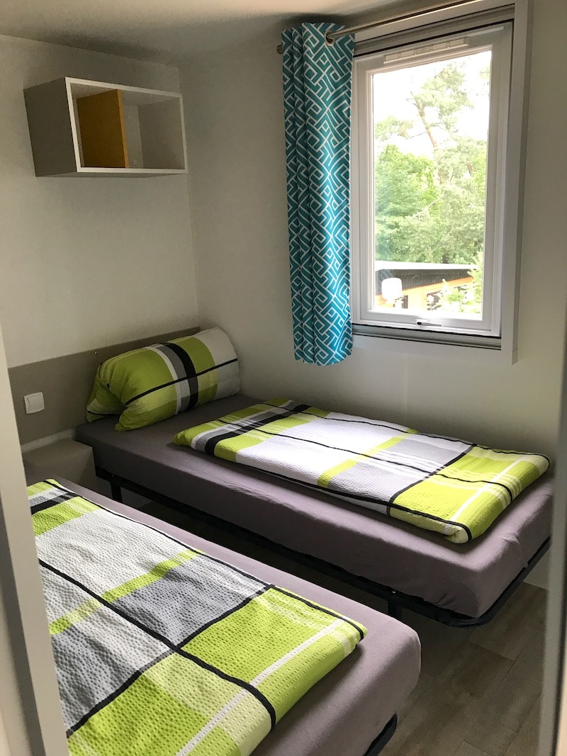 Mini-Kinderzimmer mit zwei Einzelbetten und Schränken (nicht im Bild) - Urlaub in Lychen | Mehr Infos auf Mamaskind.de