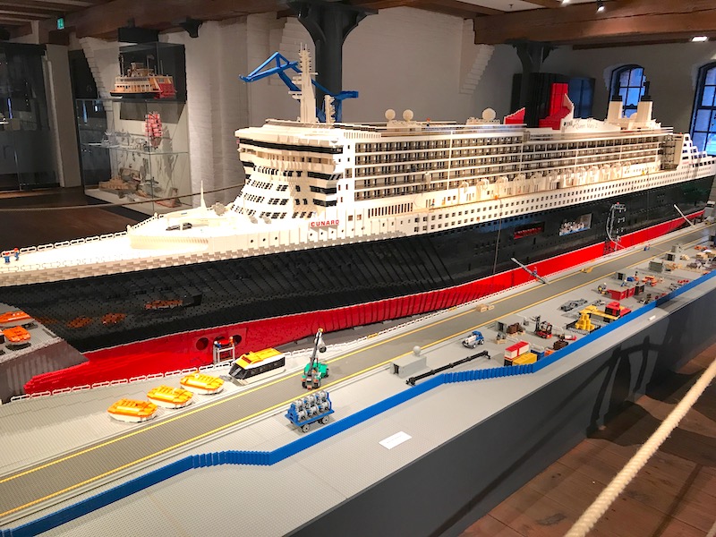 Aus Lego gebaut: Queen Mary 2 - Kreuzfahrtschiff im Maritimen Museum Hamburg | Mehr Infos auf Mamaskind.de