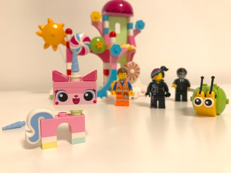 Lego-Sets zusammen mit den Kindern aufbauen und ins Regal stellen oder verkaufen. | Lego The Movie - Mehr Infos auf Mamaskind.de