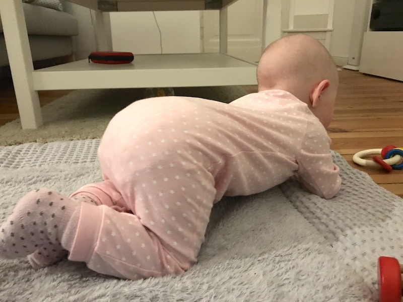 Mein Baby robbt mit sechs Monaten - Baby-Entwicklung | Mehr Infos auf Mamaskind.de