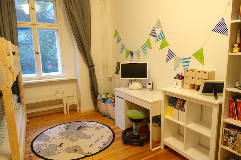 Gemeinsames Kinderzimmer mit Spielzeug für Schulkind und Kleinkind: und eigenem Computer | Mehr Infos zum geteilten Kinderzimmer auf Mamaskind.de