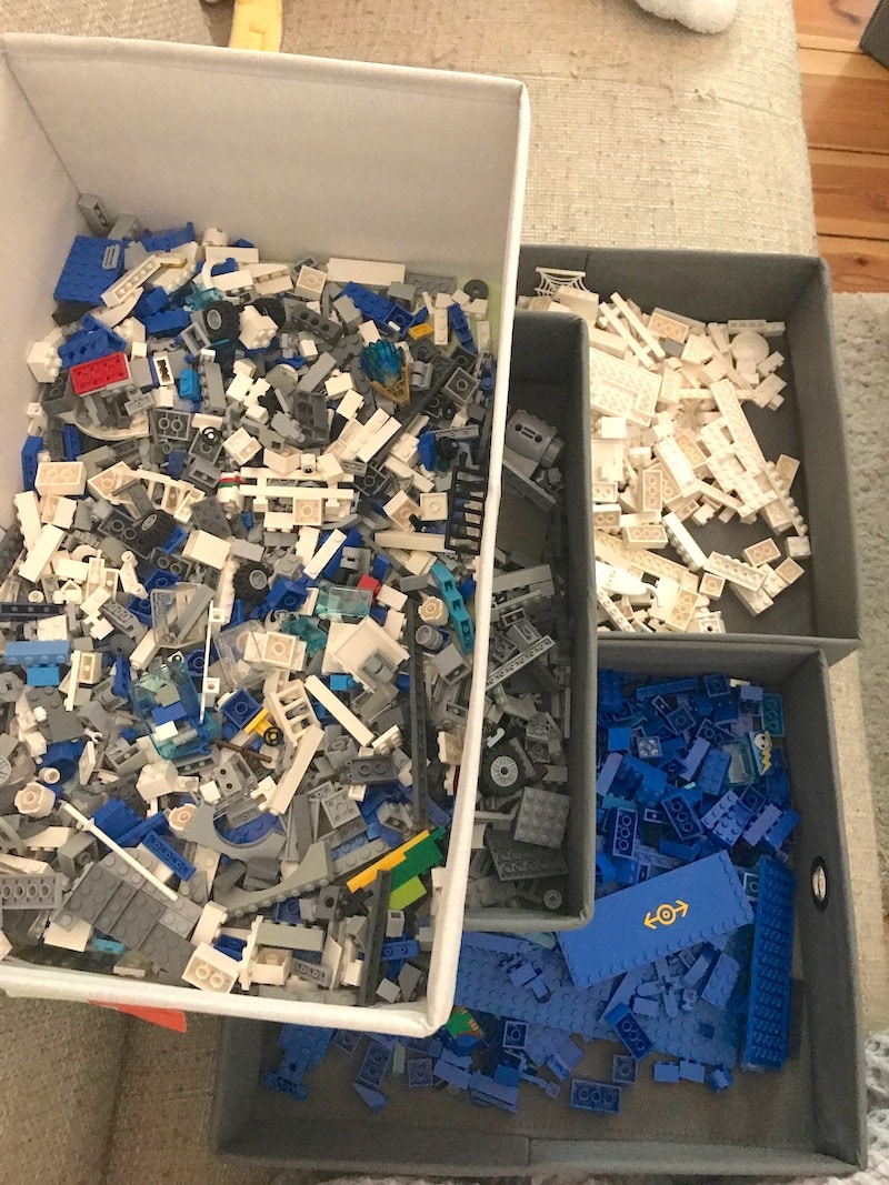 Das gesamte Lego muss nach Farben sortiert werden. Das dauert lange! | Mehr Infos auf Mamaskind.de