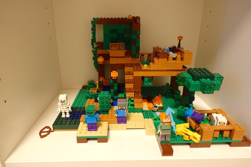 Aufgebaute Lego-Sets - wie Lego Minecraft - finden Platz im Bücherregal. Dort dürfen sie lagern. | Mehr Infos auf Mamaskind.de