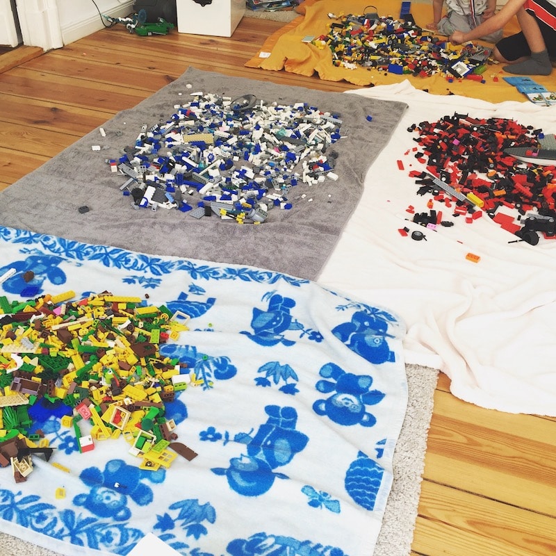 Viele Stunden sortierten wir das Lego nach Farben. | Mehr Infos auf Mamaskind.de