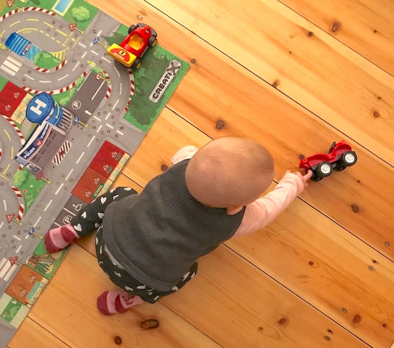 Baby-Spielzeug für 7 Monate altes Baby: Autos! | Mehr zur Baby-Entwicklung auf Mamaskind.de