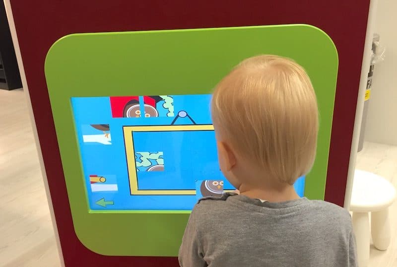 Digitale Medien für Kinder gibt es überall im Alltag. Wie viel ist okay? - Mehr Infos auf Mamaskind.de
