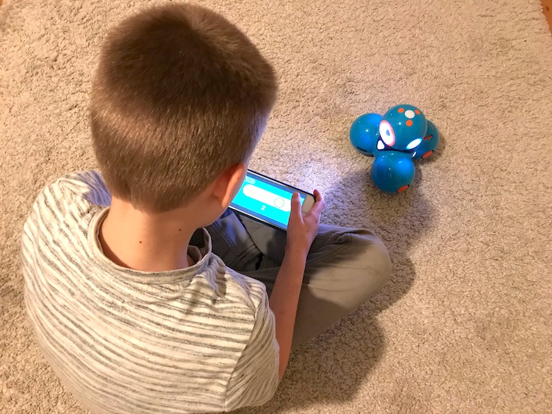 Programmieren lernen mit dem Roboter Dash und meinem Sohn. | Mehr Infos zum Roboter für Kinder auf Mamaskind.de