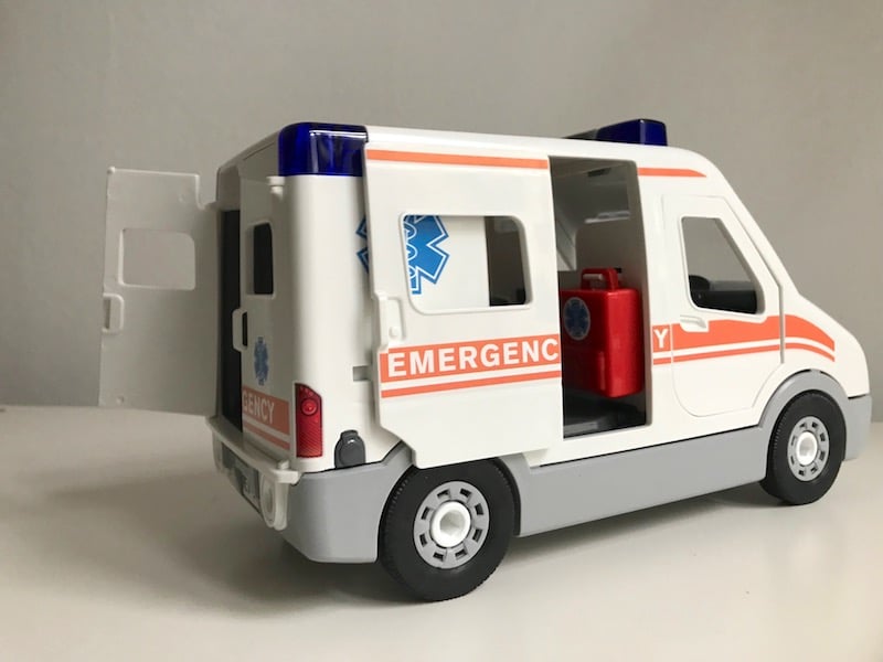 Einblick in den Krankenwagen von Revell mit Schiebetür. Der Arztkoffer ist zum Spielen da. | Mehr Infos auf Mamaskind.de