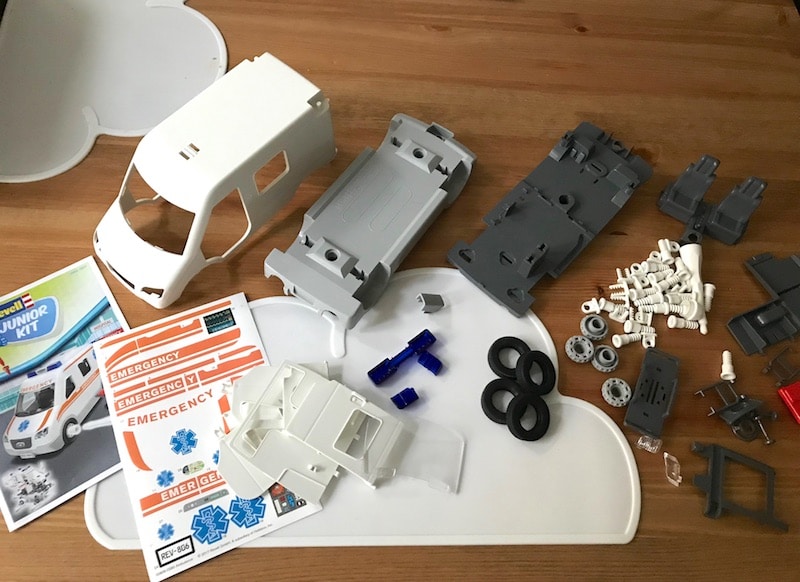 Bausatz für den Krankenwagen Revell Junior Kit - Level 1. Sieht kompliziert aus, geht aber gut! | Mehr Infos auf Mamaskind.de