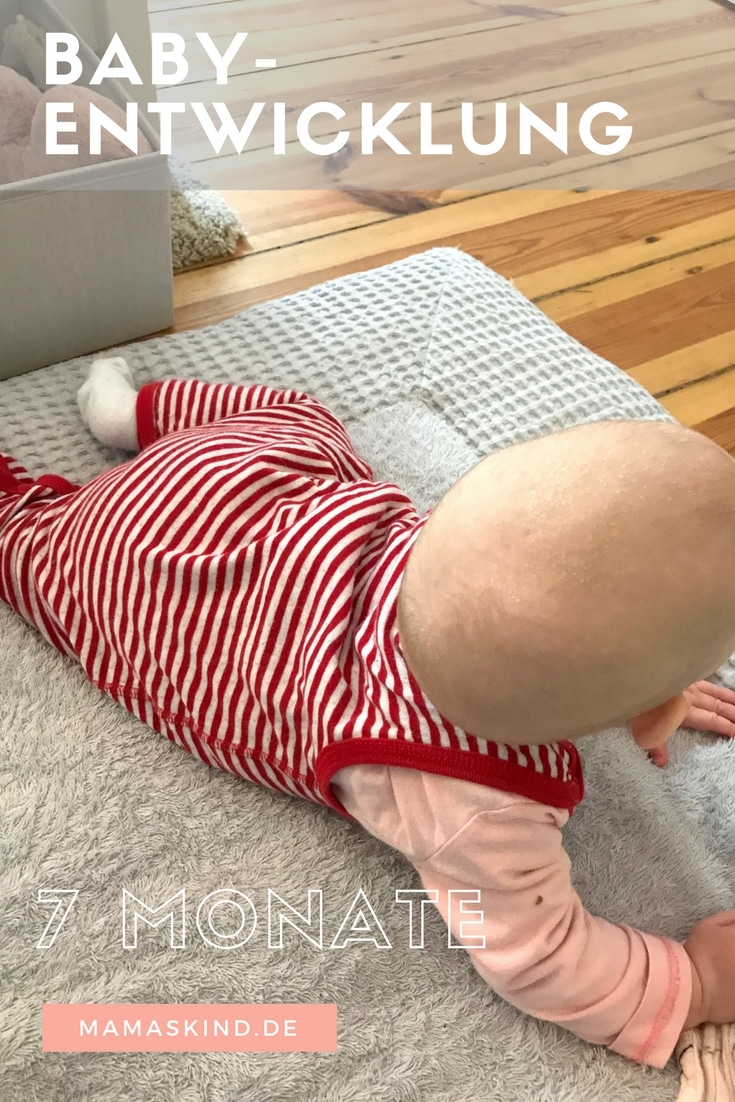 Entwicklung: 7 Monate altes Baby krabbelt und sitzt fast allein. | Mehr Infos zur Baby-Entwicklung mit sieben Monaten gibt es auf Mamaskind.de