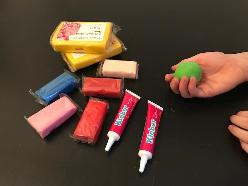 Fondant kneten, bis es weich und formbar ist. | Rezept für Fondantkekse auf Mamaskind.de