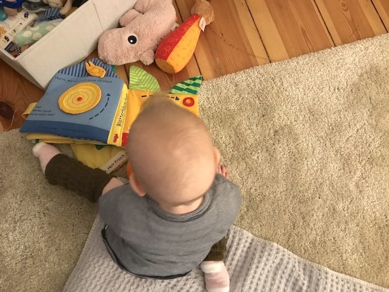 Schönes Spiel: Babybücher anschauen und kuscheln. | Entwicklungsbericht zum Baby mit 9 Monaten. Mehr Infos auf Mamaskind.de