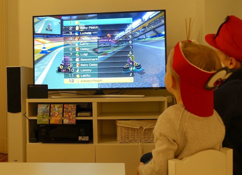 Mit Kindern Mario Kart 8 Deluxe spielen. Funktioniert dank Hilfen! | Die Nintendo Switch als Spielekonsole für Familien im Test auf Mamaskind.de