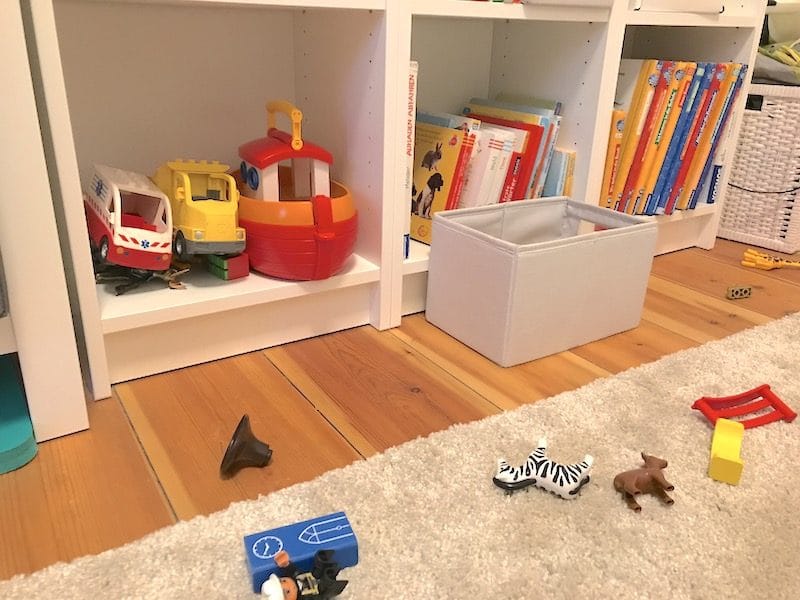 Die unteren Fächer im Bücherregal des Kinderzimmers sind für Babyspielzeug gedacht. | Mehr Infos zum sicheren Kinderzimmer auf Mamaskind.de