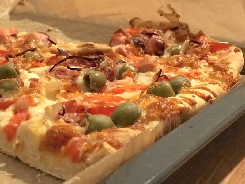 Einfach wieder mehr selbst backen. z. B. Pizza. | Mehr Infos zum Thema No Spend auf Mamaskind.de