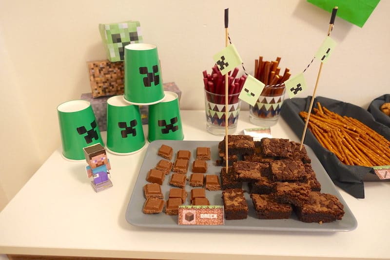 Steve, Minecraft-Deko, TNT-Stangen und Dreck (Brownies und Brownie-Schokolade) | Mehr Infos zur Minecraft-Party, Deko, Spielen und Kuchen gibt es auf Mamaskind.de