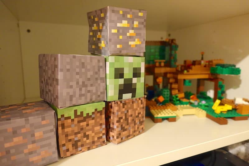Minecraft-Baumaterial aus Papier und Minecraft-Lego: perfekte Deko für die Party! | Mehr Infos zum Minecraft-Geburtstag gibt es auf Mamaskind.de