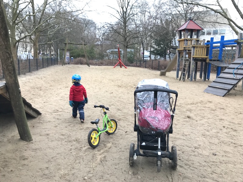 Spielplatz trotz Regen - Kleinkindeltern kennen das. | Mehr Infos auf Mamaskind.de