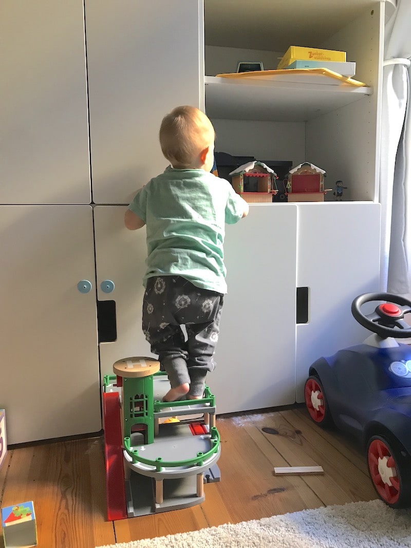 Kind kann mit 15 Monaten nicht laufen - aber klettern! | Mehr Infos zur Kinder-Entwicklung mit 15 Monaten auf Mamaskind.de
