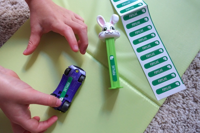 Kinderleicht: Der 4-Jährige beklebt sein Spielzeug mit Namensstickern. | Mehr Infos auf Mamaskind.de