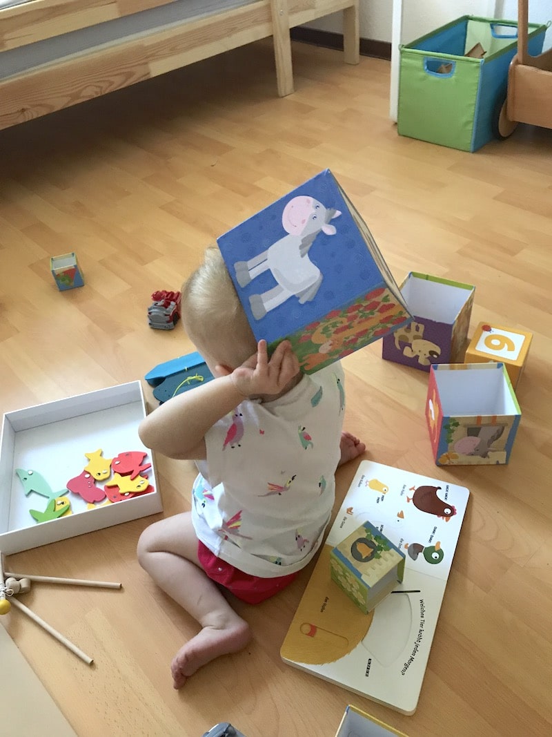Macht Quatsch und räumt Spielzeug der Brüder aus: Püppiline mit 16 Monaten | Mehr Infos zur Kinderentwicklung mit 16 Monaten auf Mamaskind.de