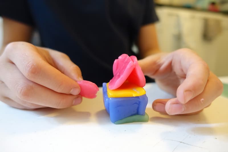 Mein Sohn baut ein kleines Spielhaus aus der magischen Knete, die ihre Farbe wechseln kann | Mehr Infos auf Mamaskind.de