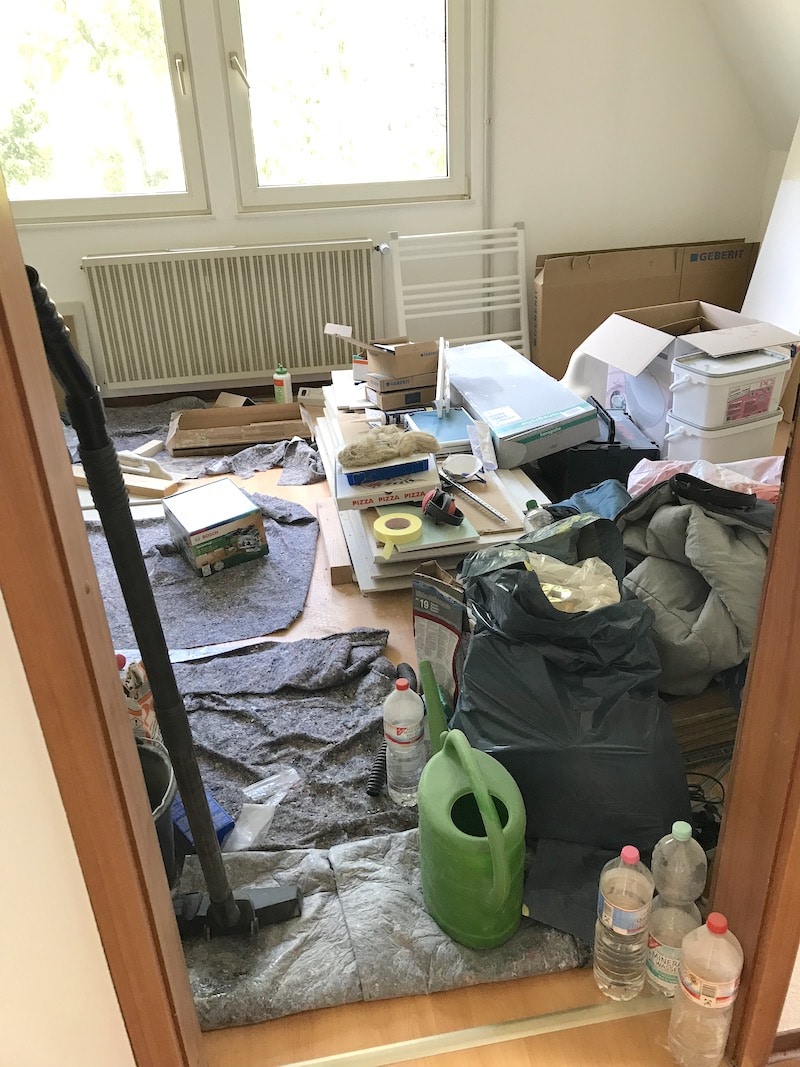 Vor dem Einzug ins Haus: Chaos im zukünftigen Schlafzimmer