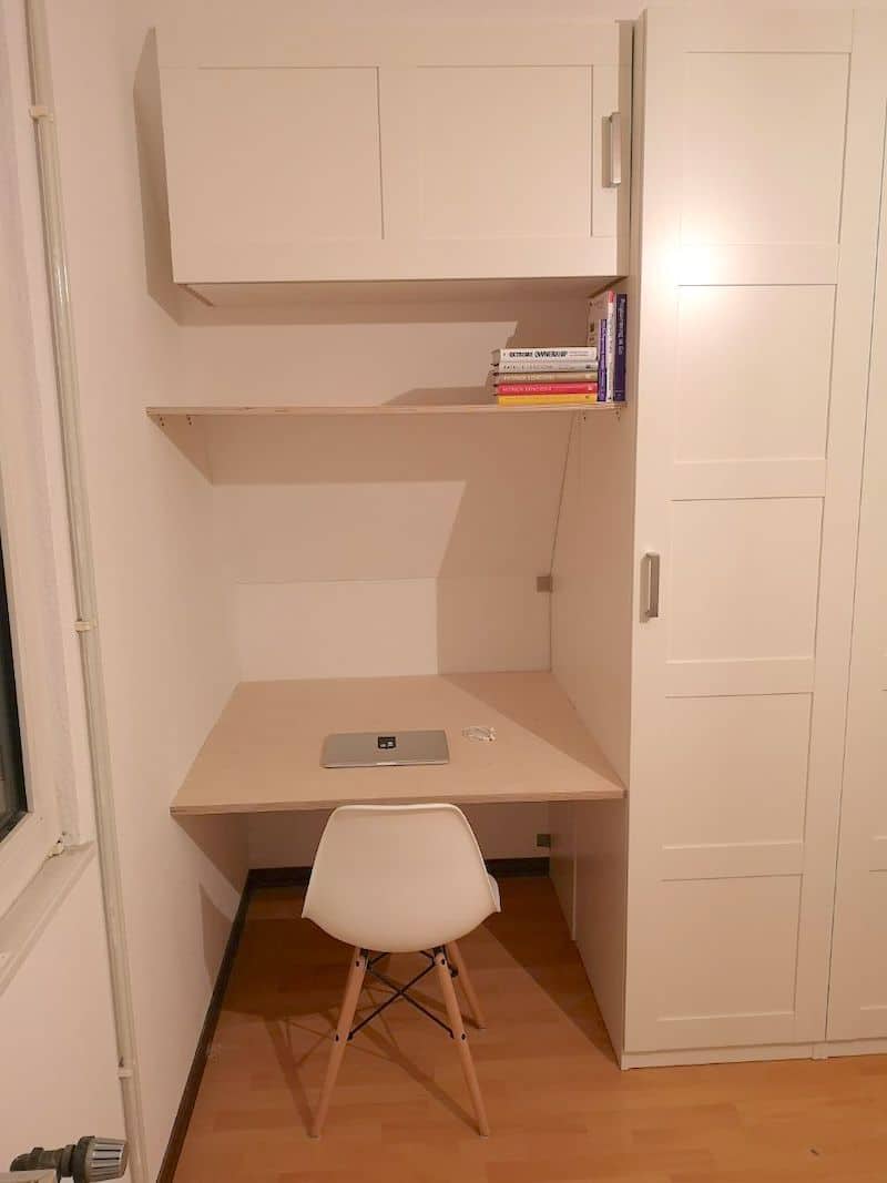 Minimalistischer Stil: Einbau-Schreibtisch unter der Dachschräge - selbstgebaut! | Mehr Infos zu unserem DIY Schreibtisch und dem Einbauschrank unter der Dachschräge auf Mamaskind.de