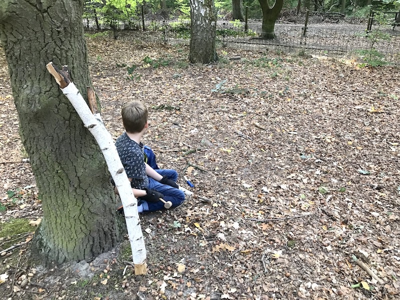 Holz schnitzen im Wald - das Kind liebt es! | Mehr Infos auf Mamaskind.de