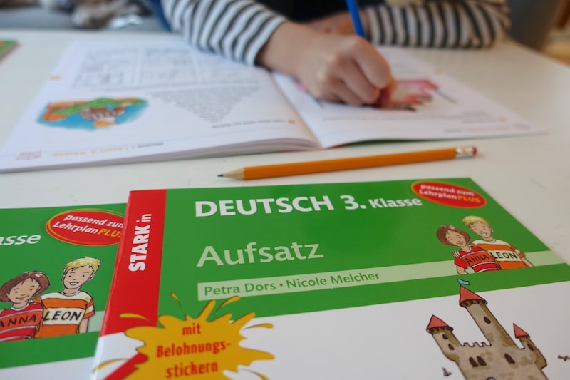 Der Drittklässler übt freiwillig mit den Deutschheften des STARK Verlags | Mehr Infos auf Mamaskind.de
