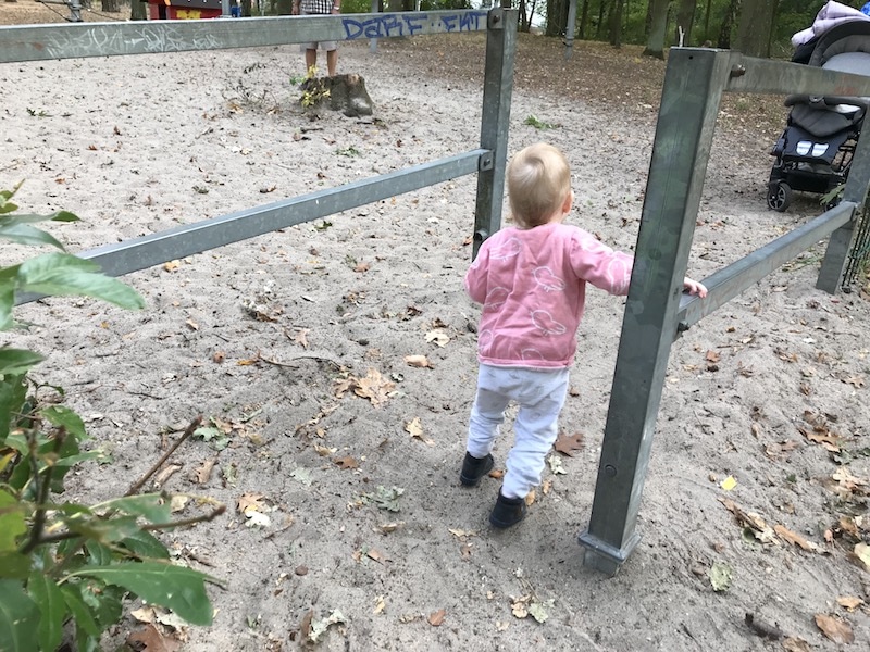 Waldspielplatz: Püppiline weiß genau, was sie will: schaukeln! | Mehr Infos auf Mamaskind.de