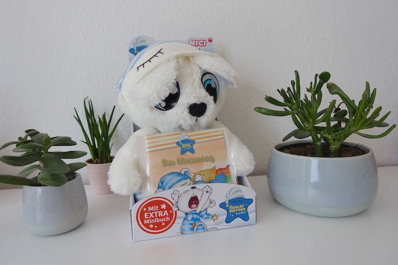 Schlafmütze Ninouk in der Geschenkverpackung mit Minibuch für kleiner Träumer | Mehr Infos zu den Schlafmützen von NICI auf Mamaskind.de