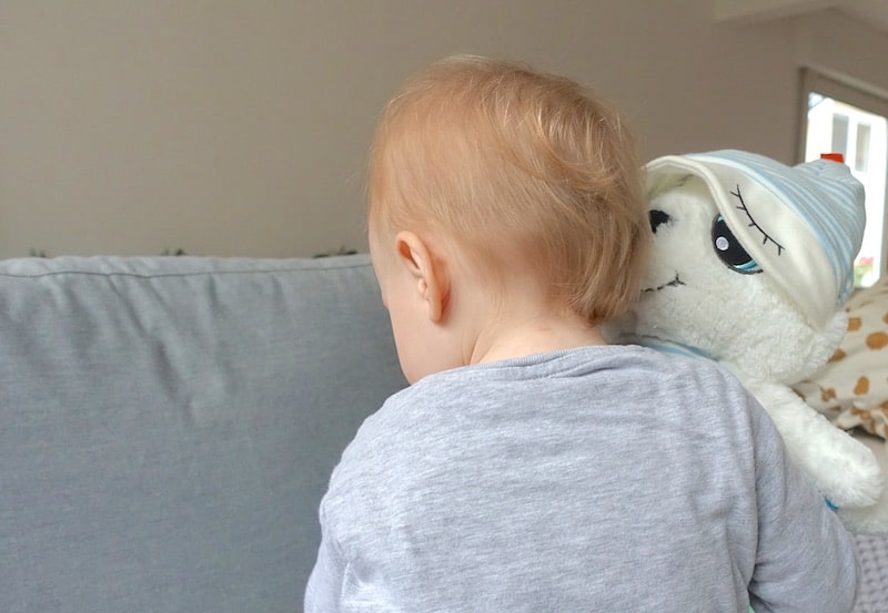 Die erste große Liebe? Meine Tochter ist wirklich entzückt von ihrem NICI Plüsch-Eisbären! | Mehr Infos zu den Schlafmützen von NICI auf Mamaskind.de